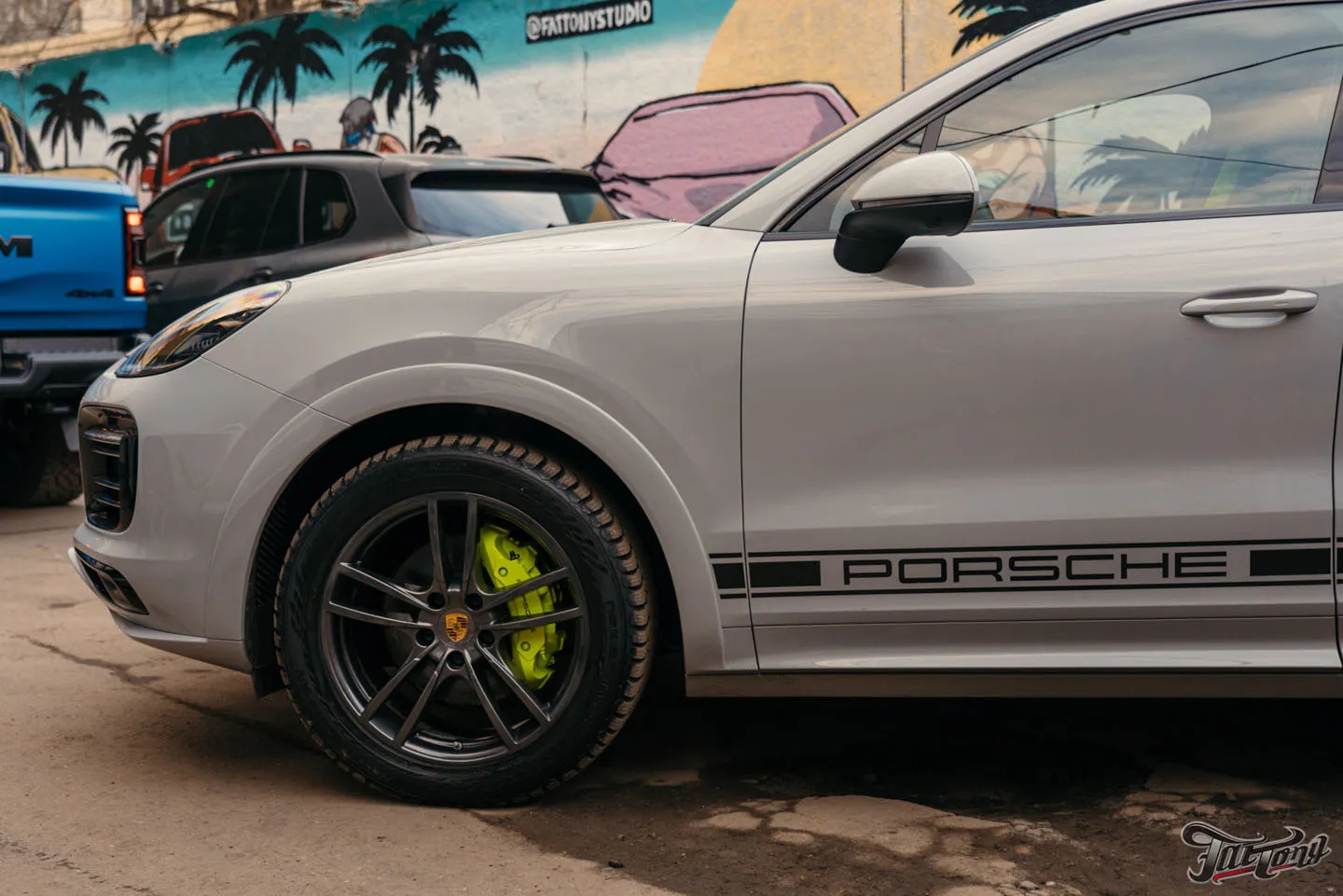 Цветные ремни, окрас суппортов и оклейка лобового стекла на Porsche Cayenne